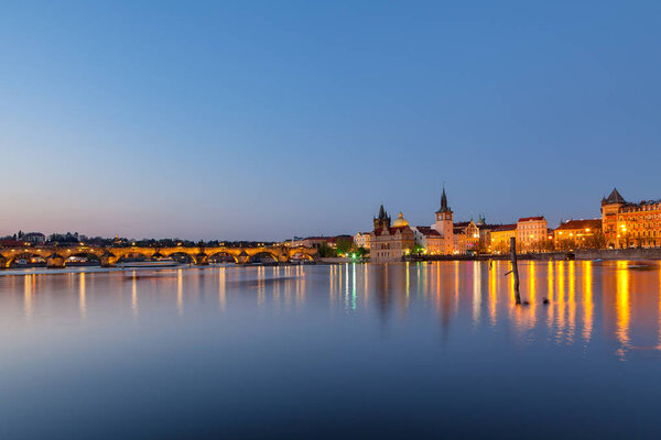 Карлов мост через реку Влтаву в Праге, Чехия