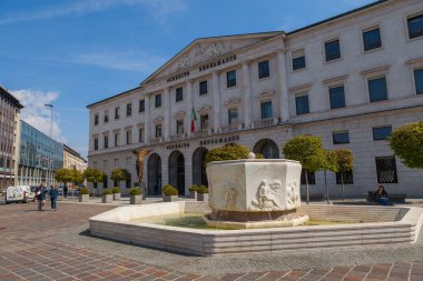 BERGAMO, İtalya - 10 Nisan 2017: Angry fontain ve eski banka ile şehir sokakları