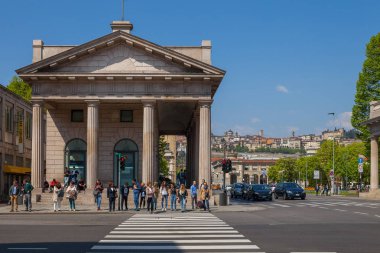 BERGAMO, İtalya - 10 Nisan 2017: Eski kasaba manzaralı şehir sokakları