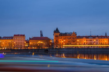 Eski Prag şehrinin manzarası ve Vltava Nehri 'nin yansıması.