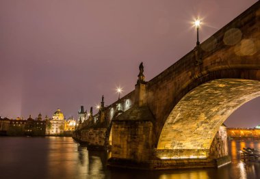 Gece Charles Köprüsü. Prague, Çek Cumhuriyeti