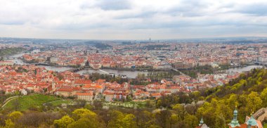 Panoramik kent ile kiremitli çatıları, Prague, Çek Cumhuriyeti