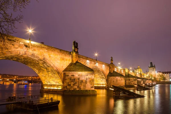 Puente Charles por la noche. Praga, República Checa — Foto de Stock