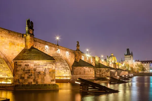 Gece Charles Köprüsü. Prague, Çek Cumhuriyeti — Stok fotoğraf