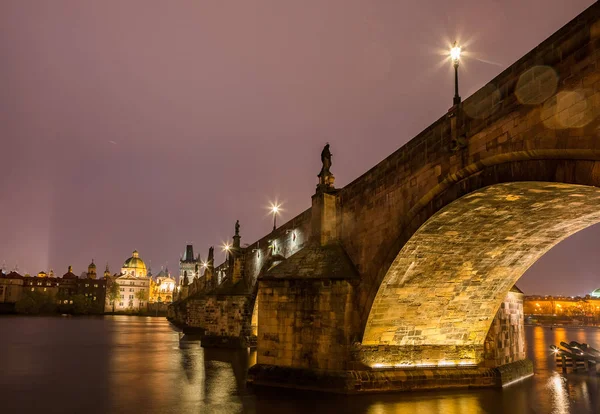 Gece Charles Köprüsü. Prague, Çek Cumhuriyeti — Stok fotoğraf