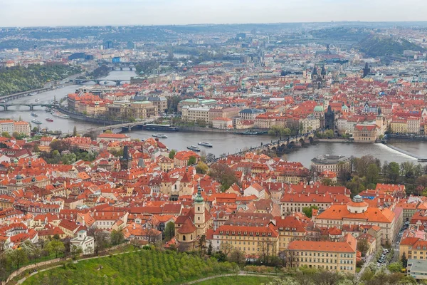 Vista panorâmica da cidade velha ao longo do rio Vltava, Praga, República Checa — Fotografia de Stock