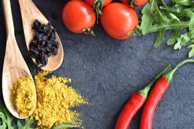 Tahta kaşıklar çeşniler, biber ve domates ile