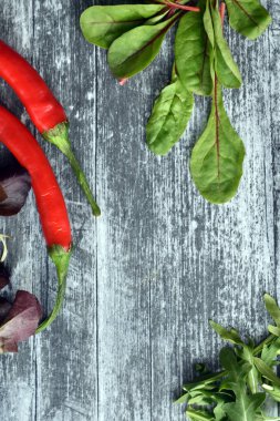 Biber ve yeşillik bir ahşap zemin üzerine