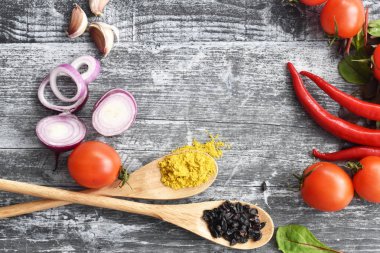 Tahta kaşık bal ile