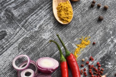 Kızamık ve köri ve biber