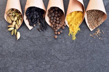 Çeşniler çubuklarla kağıt