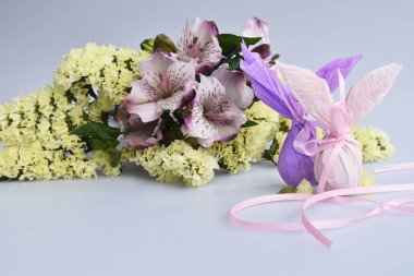 Çiçek, Paskalya tavşanları ve şekerler izole beyaz zemin üzerine