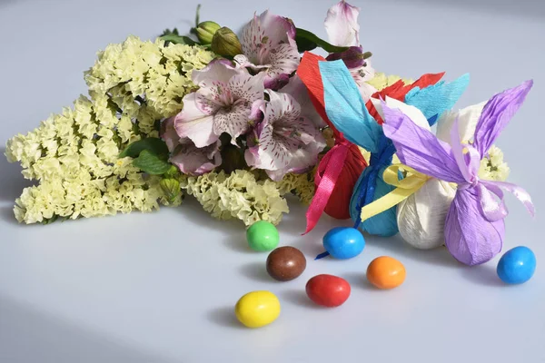 Çiçek, Paskalya tavşanları ve şekerler izole beyaz zemin üzerine
