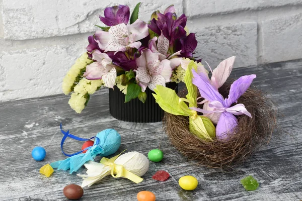 Composition de Pâques : fleurs, lapins et bonbons de Pâques — Photo