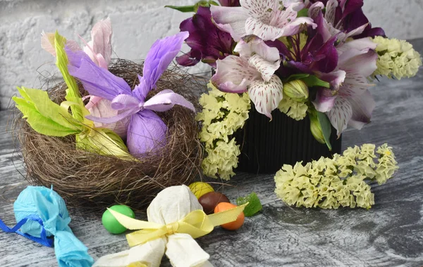 Composition de Pâques : fleurs, lapins et bonbons de Pâques — Photo