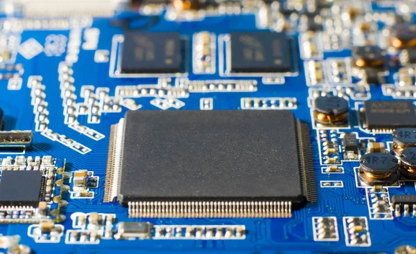 Microprocessor op blauwe printplaat. Close-up van een microchip computer — Stockfoto