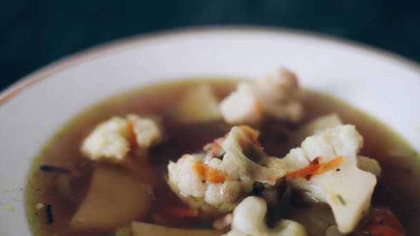 热热的汤。汤素食主义者。亚洲的厨房。汤 Chechevichi 和花椰菜 — 图库视频影像