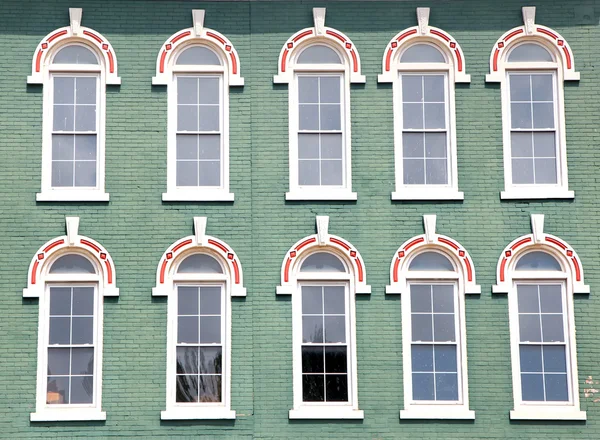 Ventanas vintage en la pared verde descolorida . —  Fotos de Stock