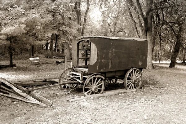 Starý opuštěný košík v sépiové barvy — Stock fotografie