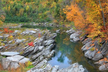Sonbahar zamanında Quechee gorge geçen akım