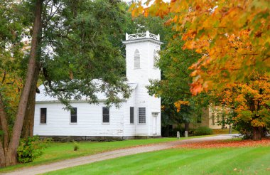 Sonbahar yapraklı tipik New England kasabasında küçük bir kilise.