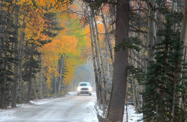 Zasněžené podzimní silnici ve východním pohoří Sierra — Stock fotografie