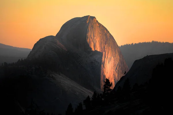 Yosemite Milli Parkı sınır Hill akşam güneşi altında yarım kubbesinde — Stok fotoğraf