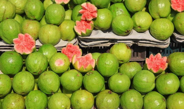 アーンドラ ・ プラデーシュ州インドの販売のために市場でグァバの果実 — ストック写真