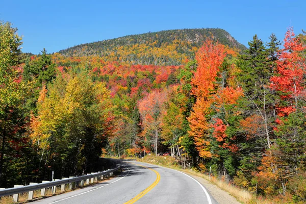 Malownicze Kancamagus wysokiej sposób przechodzi przez White mountain national forest — Zdjęcie stockowe