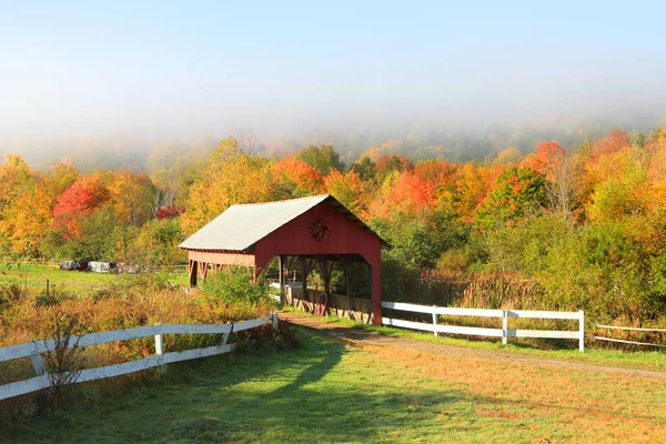 Oude schuur in prachtig herfstlandschap van Vermont. — Stockfoto