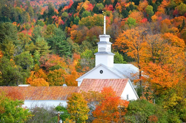 Kostelní věž mezi podzimními stromy na východě Royalton Vermont — Stock fotografie