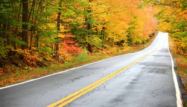 Aussichtsreiche Fahrt durch New England Herbst Laub — Stockfoto