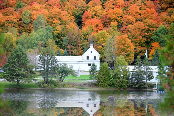 Danville Vermont Kościół od Joes staw — Zdjęcie stockowe