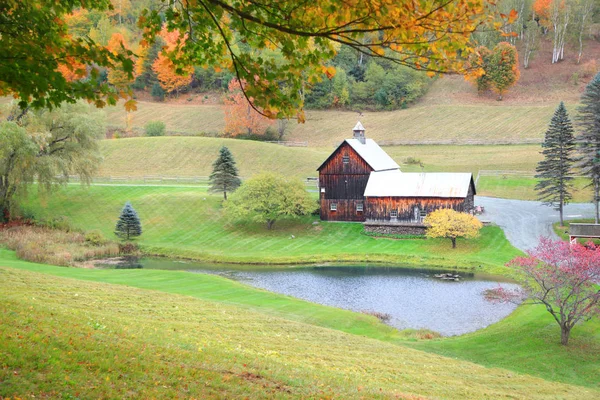 Сельский пейзаж Вермонта осенью — стоковое фото