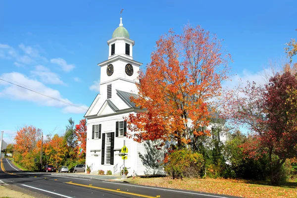 Kis templom tipikus New England város őszi lombozat — Stock Fotó