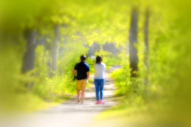 Arkadan görünüşü genç çift parkta yürüyüş