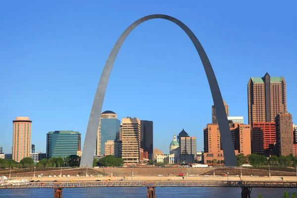 El arco de la puerta es el arco más alto del mundo en Saint Louis, Missouri . — Foto de Stock