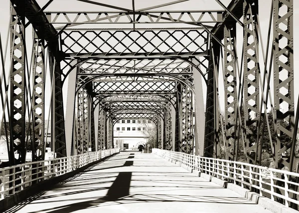 Fußgängerbrücke an großen Stromschnellen michigan — Stockfoto