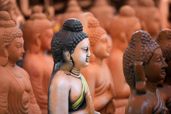 Mão trabalhada ídolos de barro buddha — Fotografia de Stock