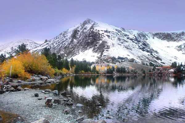 Jungfräuliche Seenlandschaft in Sierra Nevada — Stockfoto