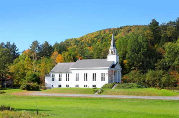 Велика церква в стороні країни Вермонт — стокове фото