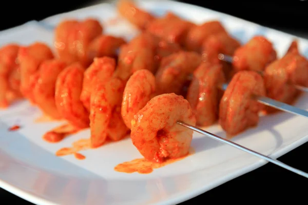 Marinated spicy shrimp on skewers — Stock Photo, Image