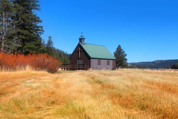在加利福尼亚州的大草原的小教堂 — 图库照片