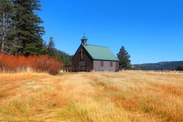 Small chapel in prairies of California — Stock Photo, Image