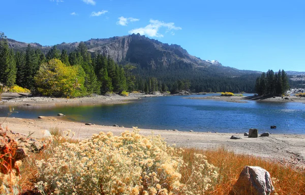 Lac Caples dans l'est de la Sierra le long du col Carson — Photo