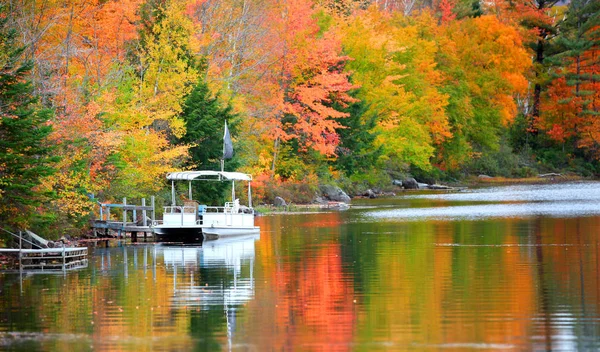 Ricker pond in Vermont with fall foliage — Stock Photo, Image