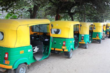 Otomatik Rikshaws sıraya vardır