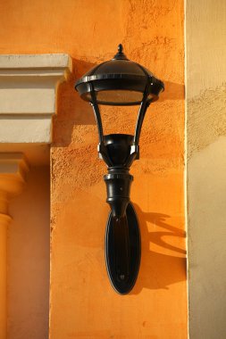 Turuncu duvar siyah dış cephe lambası