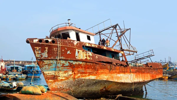 Vecchia barca arrugginita — Foto Stock