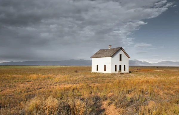 Abandoned house with sky background — Stock Photo, Image